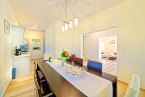 Atemberaubende Villa mit Infinity-Pool, Blick auf Motovun, Billard, Tischtennis, BBQ