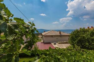 Charmantes Apartment nur 650 Meter zum Strand mit Meerblick, BBQ-Bereich, Privatparkplatz