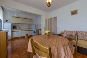 Charmantes Apartment nur 650 Meter zum Strand mit Meerblick, BBQ-Bereich, Privatparkplatz