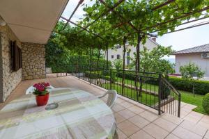 Charmantes Apartment nur 650 Meter zum Strand mit mediterranem Garten, Meerblick, Grill