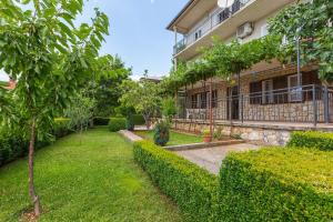 Charmantes Apartment nur 650 Meter zum Strand mit mediterranem Garten, Meerblick, Grill