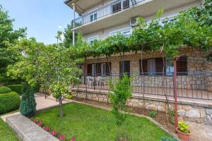 Charmantes Apartment nur 650 Meter zum Strand mit mediterranem Garten, Meerblick, Grill