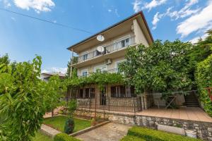 Charmantes Apartment nur 650 Meter zum Strand mit mediterranem Garten, Meerblick, Grill