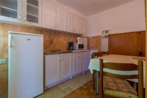 Charmantes Apartment nur 650 Meter zum Strand mit mediterranem Garten, Meerblick, Grill