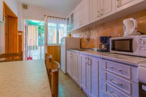 Charmantes Apartment nur 650 Meter zum Strand mit mediterranem Garten, Meerblick, Grill