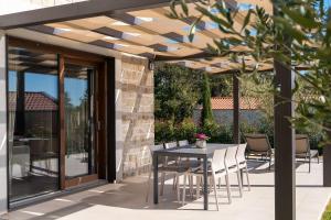 Malerische Steinvilla mit Privatpool, fantastischem Panoramablick, Garten und Grill