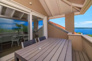 Modernes Penthouse nur 200 Meter zum Sandstrand mit Meerblick und Parkplatz