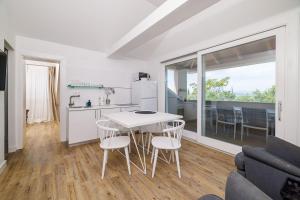 Modernes Penthouse nur 200 Meter zum Sandstrand mit Meerblick und Parkplatz