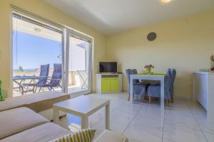 Modernes Apartment nur 390 Meter zum Strand mit herrlichem Meerblick und Parkplatz