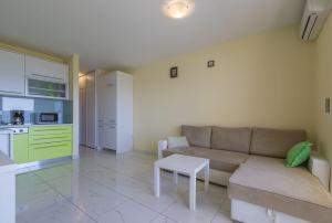 Modernes Apartment nur 390 Meter zum Strand mit herrlichem Meerblick und Parkplatz