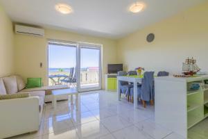 Modernes Apartment nur 390 Meter zum Strand mit herrlichem Meerblick und Parkplatz