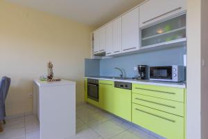 Modernes Apartment nur 390 Meter zum Strand mit herrlichem Meerblick und Parkplatz