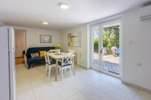 Modernes Apartment nur 300 Meter zum Strand mit Grillplatz und Privatparkplatz