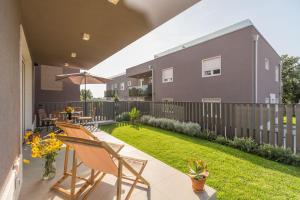 Luxusapartment mit Moskitonetzen, gutem Restaurant ums Eck, WiFi, Liegen