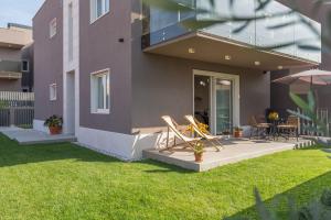 Luxusapartment mit Moskitonetzen, gutem Restaurant ums Eck, WiFi, Liegen