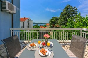 Helles Apartment nur 300 Meter zum Strand mit Meerblick, Grillplatz, Waschmaschine
