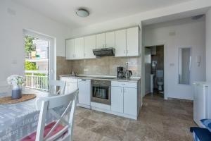 Helles Apartment nur 300 Meter zum Strand mit Meerblick, Grillplatz, Waschmaschine