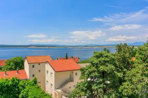 Lauschiges Apartment nur 300 Meter zum Strand mit Meerblick, Parkplatz, Grillplatz