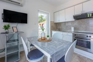 Lauschiges Apartment nur 300 Meter zum Strand mit Meerblick, Parkplatz, Grillplatz