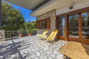 Rustikales Steinhaus nur 300 Meter zum Strand mit 3 Parkplätzen, Meerblick, Garten