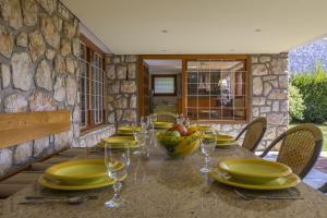 Rustikales Steinhaus nur 300 Meter zum Strand mit 3 Parkplätzen, Meerblick, Garten