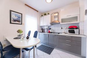 Ausgefallenes Apartment nur 390 Meter zum Strand mit Meerblick, 3 Parkplätzen, WiFi