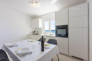 Einzigartiges Apartment nur 500 Meter zum Sandstrand mit Pool, Heimkino, Billard und Tennisstunden