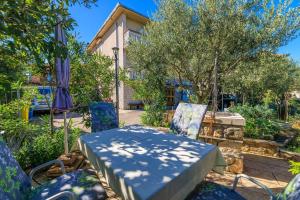 Charmantes Apartment nur 250 Meter zum Strand mit Privatparkplatz, Grill, WiFi