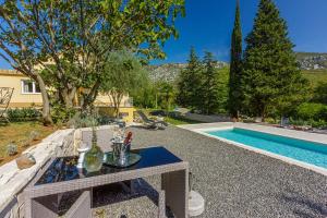 Bezauberndes Apartment mit mediterranem Garten, Pool, Hochstuhl, Babybett, BBQ