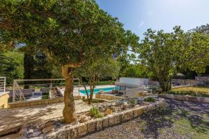 Bezauberndes Apartment mit mediterranem Garten, Pool, Hochstuhl, Babybett, BBQ