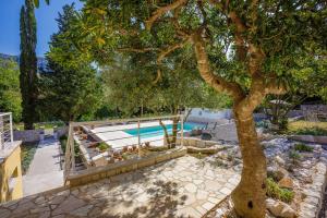 Bezauberndes Apartment mit mediterranem Garten, Pool, Hochstuhl, Babybett, BBQ