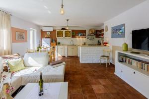 Bezauberndes Apartment mit mediterranem Garten, Pool, Hochstuhl, Babybett, BBQ