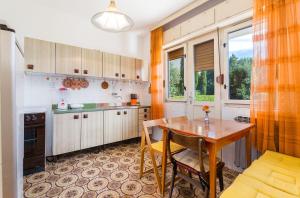 Rustikales Apartment nur 100 Meter zum Strand mit Meerblick, Balkon, Terrasse, Klima