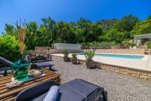 Traumhaftes Apartment mit Pool, mediterranem Garten, Grill, Babybett, WiFi