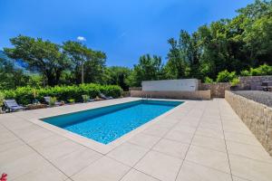 Traumhaftes Apartment mit Pool, mediterranem Garten, Grill, Babybett, WiFi