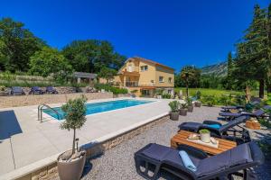 Traumhaftes Apartment mit Pool, mediterranem Garten, Grill, Babybett, WiFi