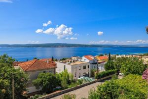 Großes Apartment nur 400 Meter zum Strand mit Meerblick, Grillplatz, WiFi, Klima