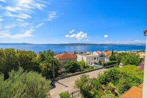 Großes Apartment nur 400 Meter zum Strand mit Meerblick, Grillplatz, WiFi, Klima