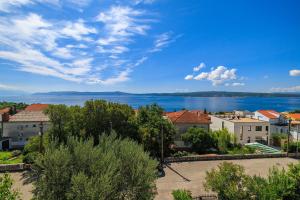 Großes Apartment nur 400 Meter zum Strand mit Meerblick, Grillplatz, WiFi, Klima