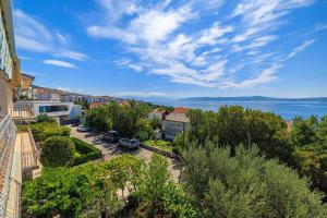 Großes Apartment nur 400 Meter zum Strand mit Meerblick, Grillplatz, WiFi, Klima