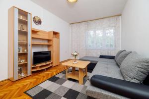 Großes Apartment nur 400 Meter zum Strand mit Meerblick, Grillplatz, WiFi, Klima