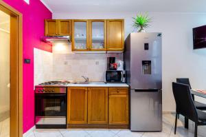 Lichtdurchflutetes Apartment nur 500 Meter zum Strand mit Meerblick, Grill, Parkplatz, WiFi