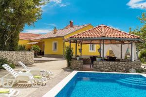 Herrliche Finca mit Privatpool, Garage, Spielplatz, Gasgrill, Steingrill, WiFi