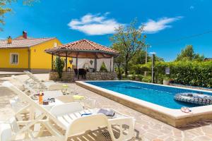 Herrliche Finca mit Privatpool, Garage, Spielplatz, Gasgrill, Steingrill, WiFi