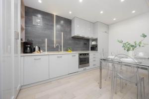 Family Apartment in Warsaw with Parking, Desk, Air Conditioned Living Room and Bathtub by Noclegi Renters