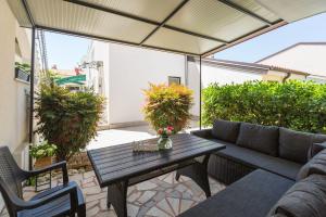 Malerisches, hundefreundliches Ferienhaus nur 400 Meter zum Strand mit BBQ, Babybett