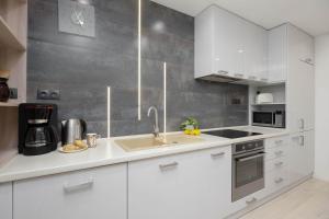 Family Apartment in Warsaw with Parking, Desk, Air Conditioned Living Room and Bathtub by Noclegi Renters