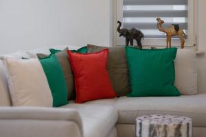 Family Apartment in Warsaw with Parking, Desk, Air Conditioned Living Room and Bathtub by Noclegi Renters