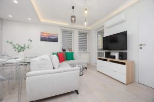 Family Apartment in Warsaw with Parking, Desk, Air Conditioned Living Room and Bathtub by Noclegi Renters