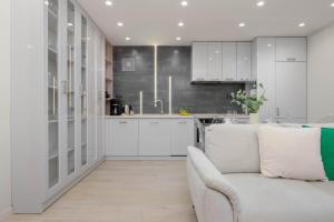 Family Apartment in Warsaw with Parking, Desk, Air Conditioned Living Room and Bathtub by Noclegi Renters